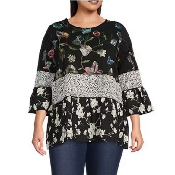 Size 1X Black White Embroidered Mixed Media Bell Sleeve Women’s Top - Picture 1 of 6